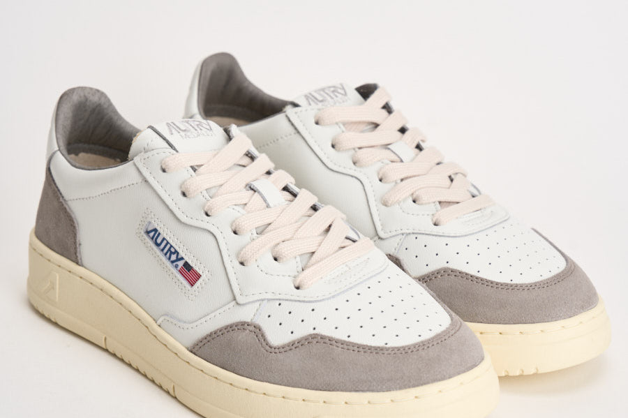Sneakers uomo Medalist Low in suede bianca e grigia AULM FT15 AUTRY 