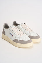Sneakers uomo Medalist Low in suede bianca e grigia AULM FT15 AUTRY 