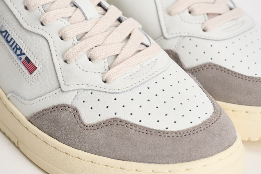 Sneakers uomo Medalist Low in suede bianca e grigia AULM FT15 AUTRY 