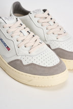 Sneakers uomo Medalist Low in suede bianca e grigia AULM FT15 AUTRY 