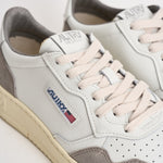 Sneakers uomo Medalist Low in suede bianca e grigia AULM FT15 AUTRY 