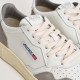 Sneakers uomo Medalist Low in suede bianca e grigia AULM FT15 AUTRY 