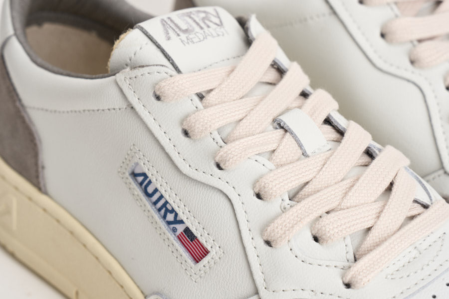 Sneakers uomo Medalist Low in suede bianca e grigia AULM FT15 AUTRY 