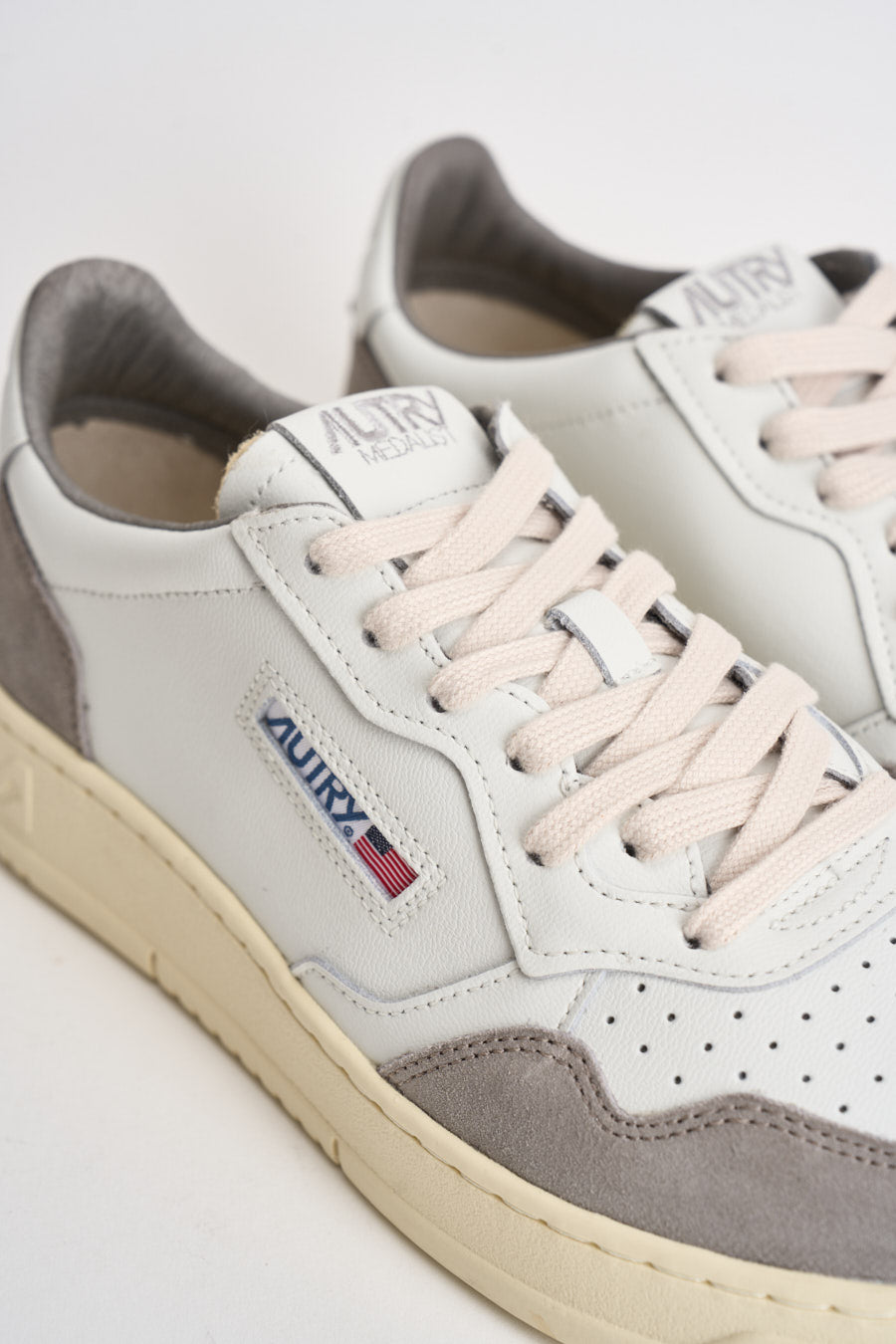 Sneakers uomo Medalist Low in suede bianca e grigia AULM FT15 AUTRY 