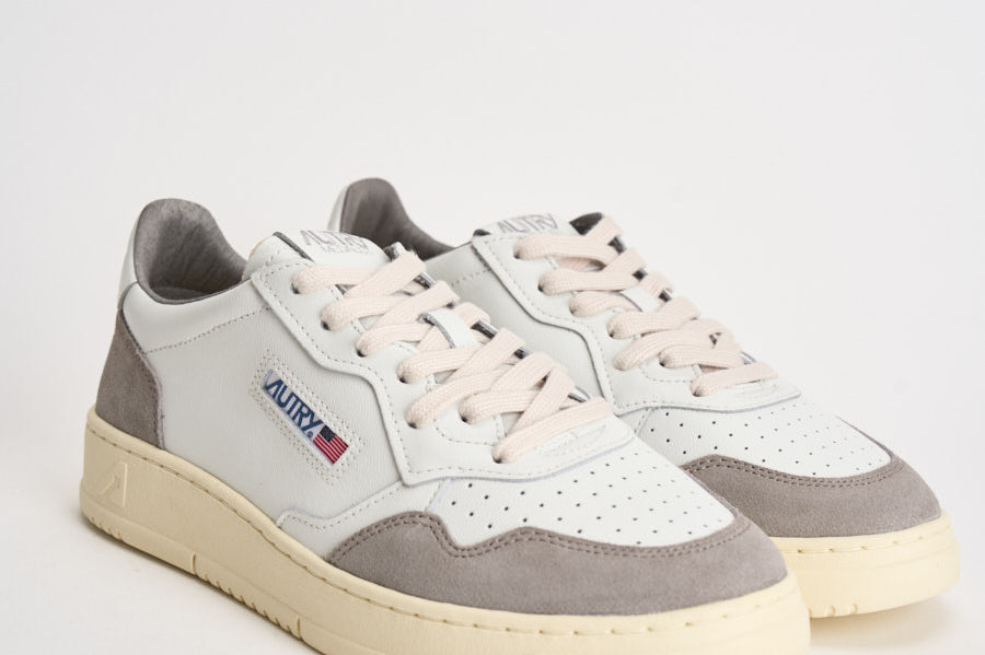 Sneakers uomo Medalist Low in suede bianca e grigia AULM FT15 AUTRY 