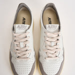 Sneakers uomo Medalist Low in suede bianca e grigia AULM FT15 AUTRY 
