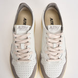 Sneakers uomo Medalist Low in suede bianca e grigia AULM FT15 AUTRY 