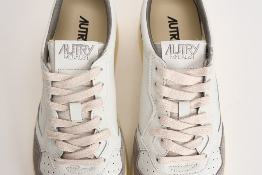 Sneakers uomo Medalist Low in suede bianca e grigia AULM FT15 AUTRY 