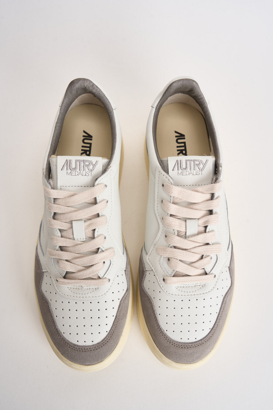 Sneakers uomo Medalist Low in suede bianca e grigia AULM FT15 AUTRY 
