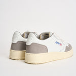 Sneakers uomo Medalist Low in suede bianca e grigia AULM FT15 AUTRY 