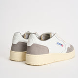 Sneakers uomo Medalist Low in suede bianca e grigia AULM FT15 AUTRY 