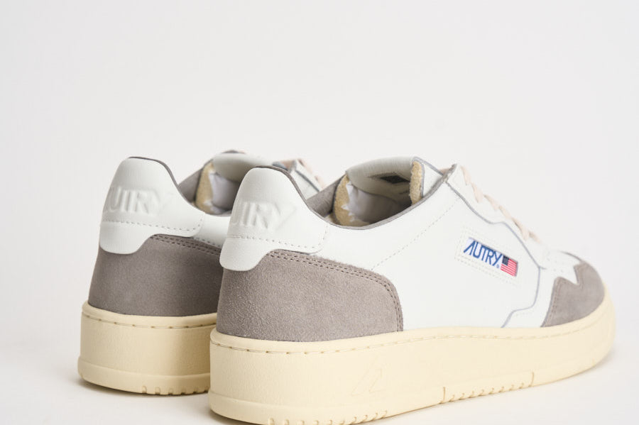 Sneakers uomo Medalist Low in suede bianca e grigia AULM FT15 AUTRY 