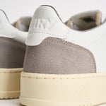 Sneakers uomo Medalist Low in suede bianca e grigia AULM FT15 AUTRY 