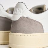 Sneakers uomo Medalist Low in suede bianca e grigia AULM FT15 AUTRY 