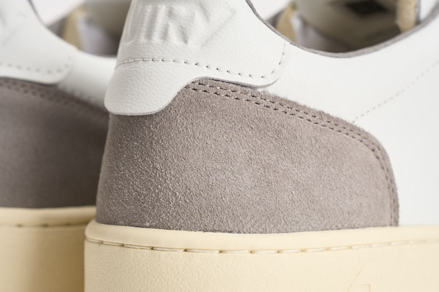 Sneakers uomo Medalist Low in suede bianca e grigia AULM FT15 AUTRY 