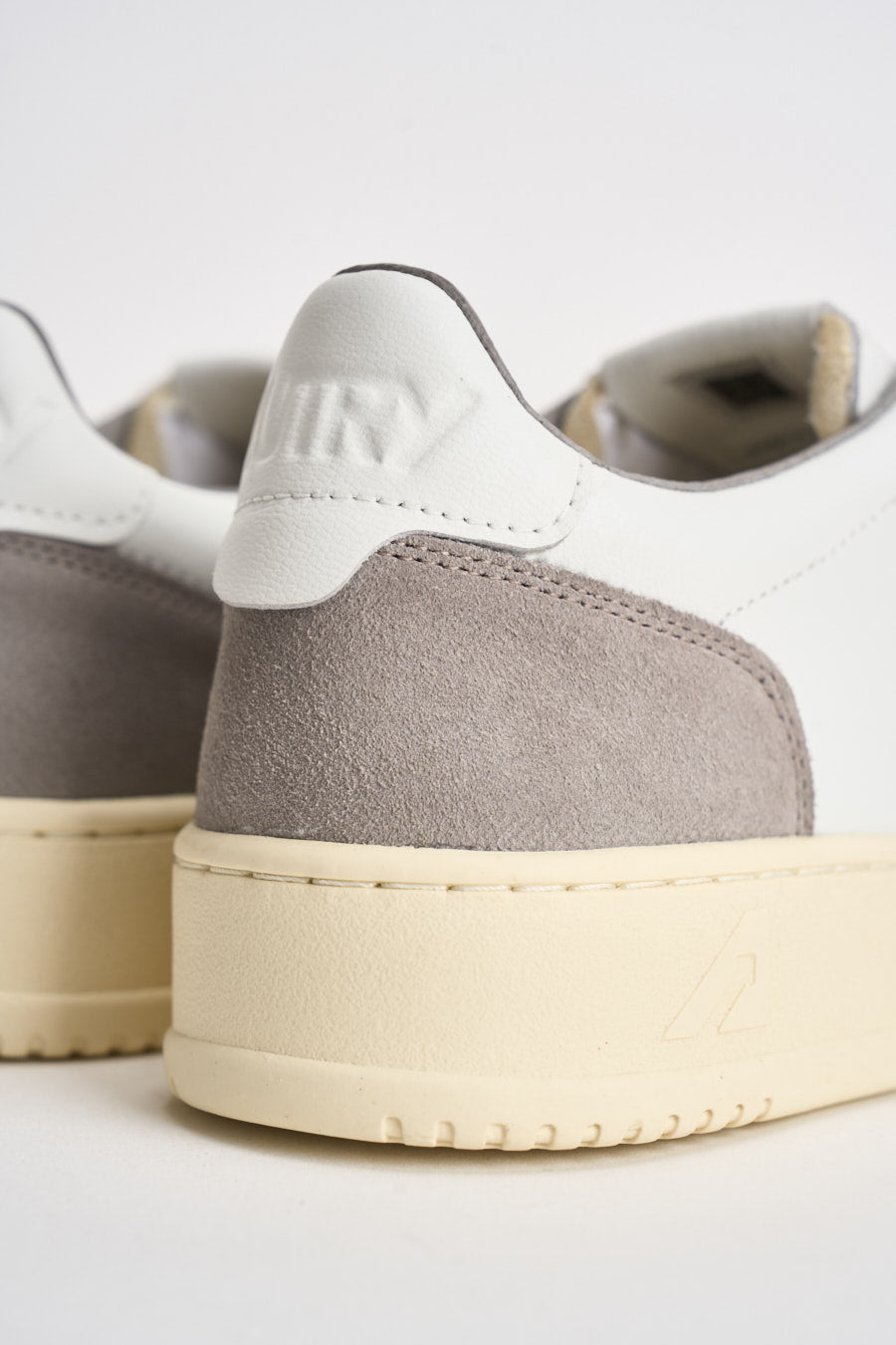 Sneakers uomo Medalist Low in suede bianca e grigia AULM FT15 AUTRY 