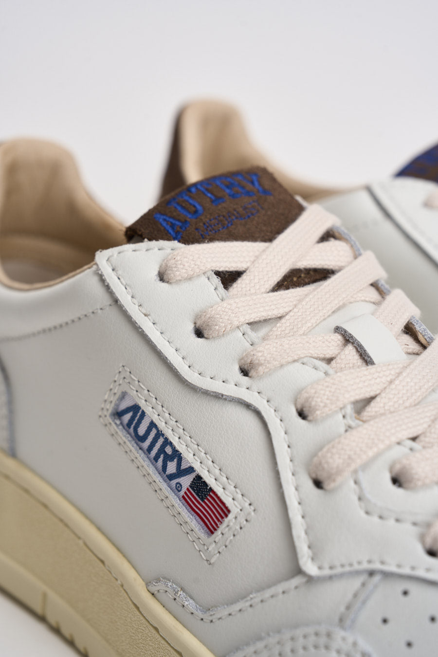 Sneakers uomo Medalist Low bianca e marrone AULM HJ03 AUTRY 