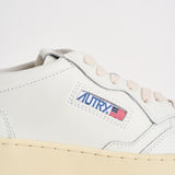 Sneakers uomo Medalist Low  in pelle bianca e blu AULM LL12 AUTRY 