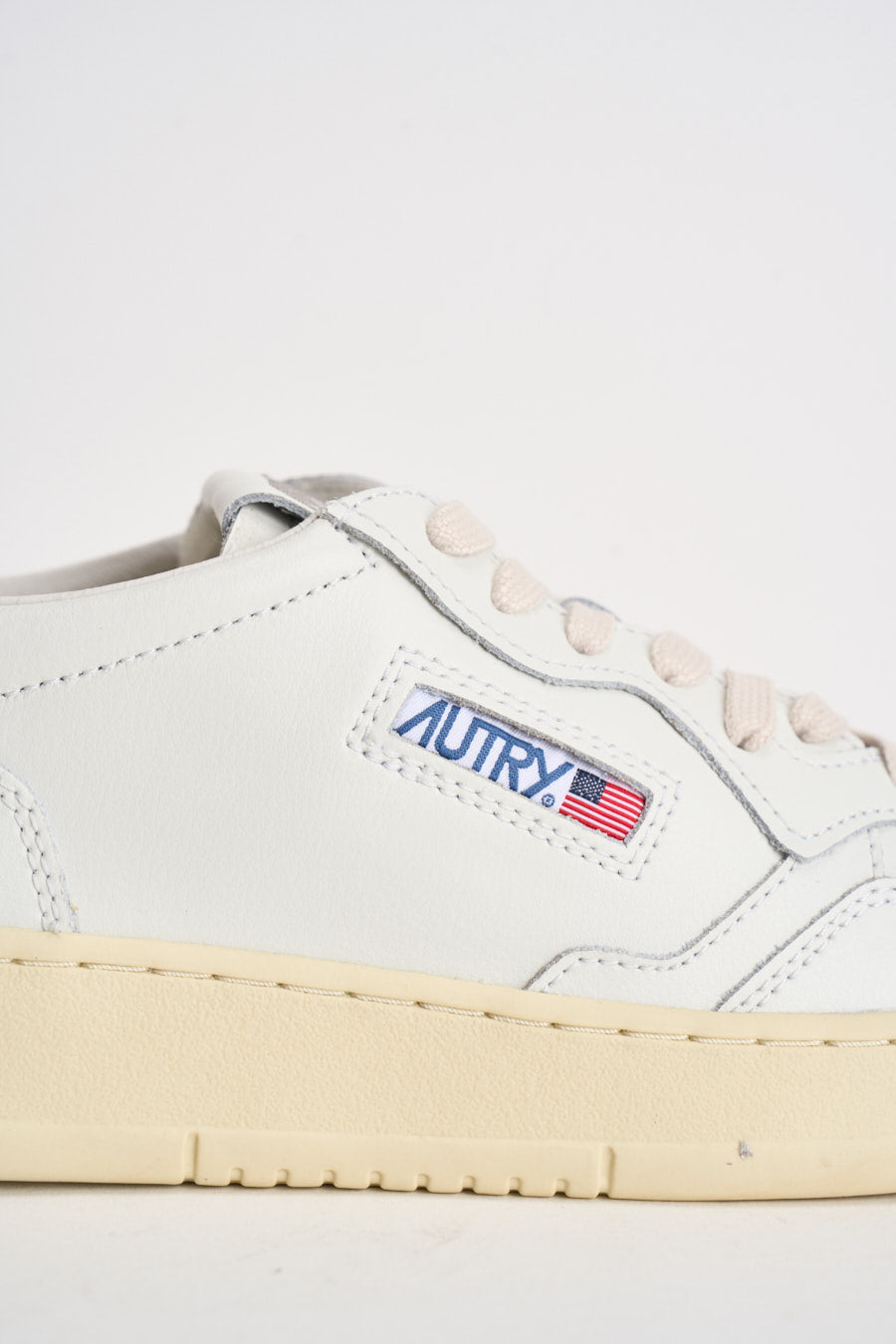 Sneakers uomo Medalist Low  in pelle bianca e blu AULM LL12 AUTRY 