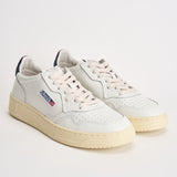 Sneakers uomo Medalist Low  in pelle bianca e blu AULM LL12 AUTRY 