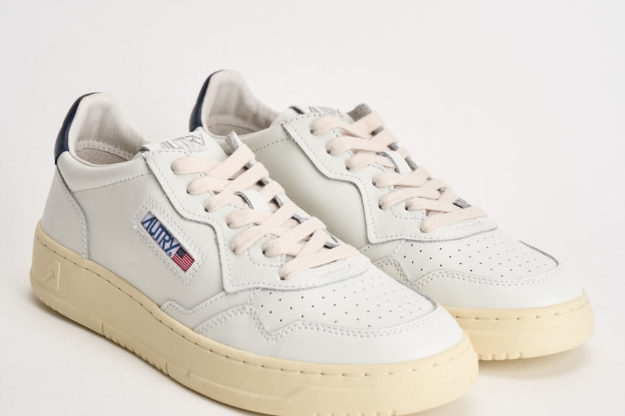 Sneakers uomo Medalist Low  in pelle bianca e blu AULM LL12 AUTRY 
