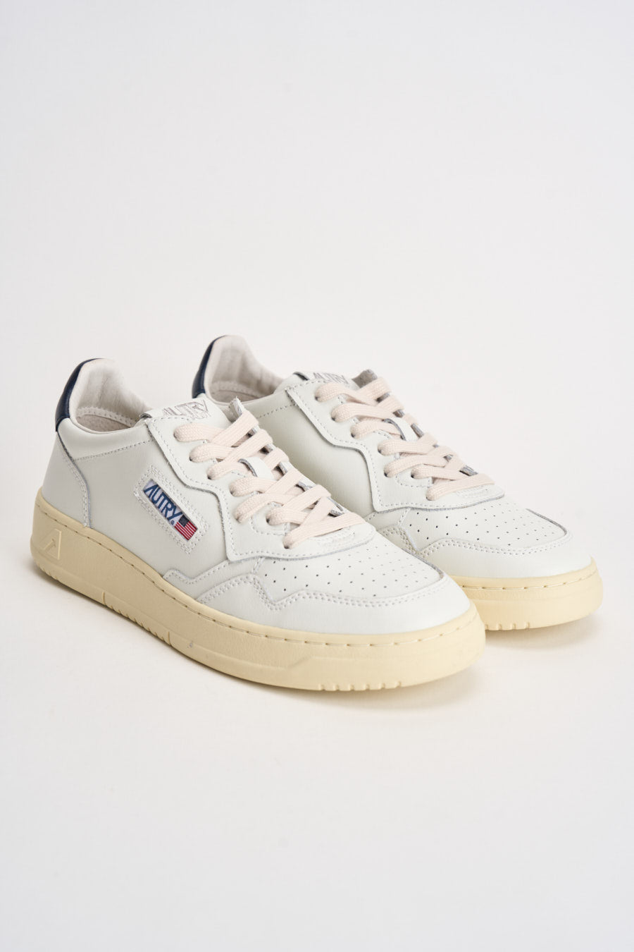 Sneakers uomo Medalist Low  in pelle bianca e blu AULM LL12 AUTRY 