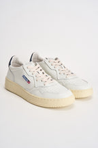 Sneakers uomo Medalist Low  in pelle bianca e blu AULM LL12 AUTRY 