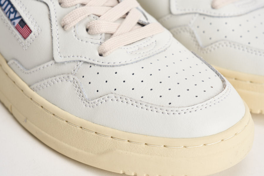 Sneakers uomo Medalist Low  in pelle bianca e blu AULM LL12 AUTRY 