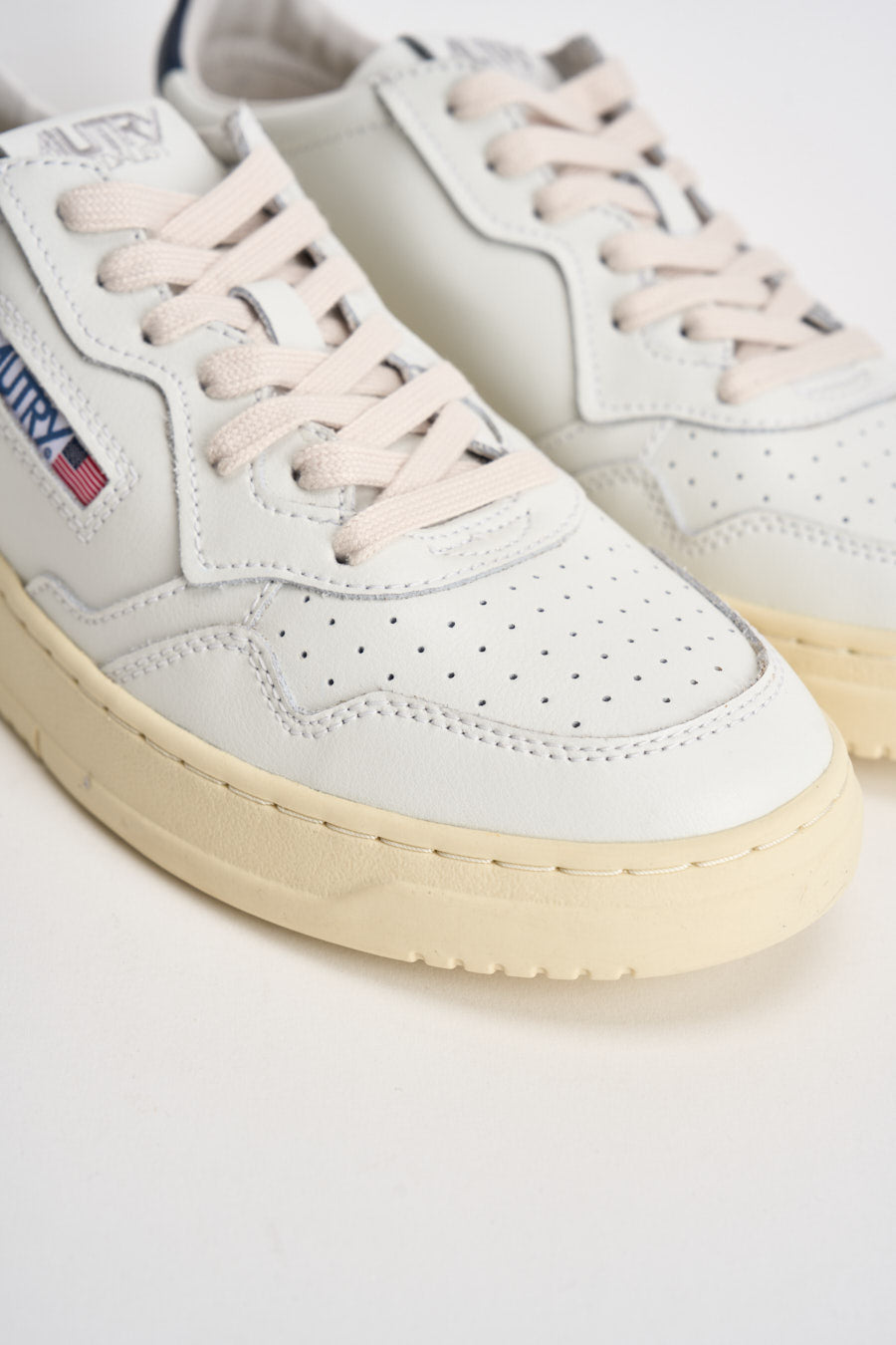 Sneakers uomo Medalist Low  in pelle bianca e blu AULM LL12 AUTRY 