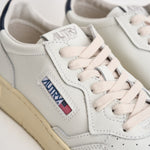 Sneakers uomo Medalist Low  in pelle bianca e blu AULM LL12 AUTRY 