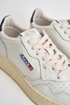 Sneakers uomo Medalist Low  in pelle bianca e blu AULM LL12 AUTRY 