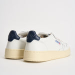 Sneakers uomo Medalist Low  in pelle bianca e blu AULM LL12 AUTRY 