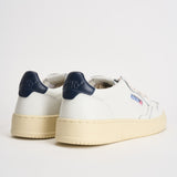 Sneakers uomo Medalist Low  in pelle bianca e blu AULM LL12 AUTRY 