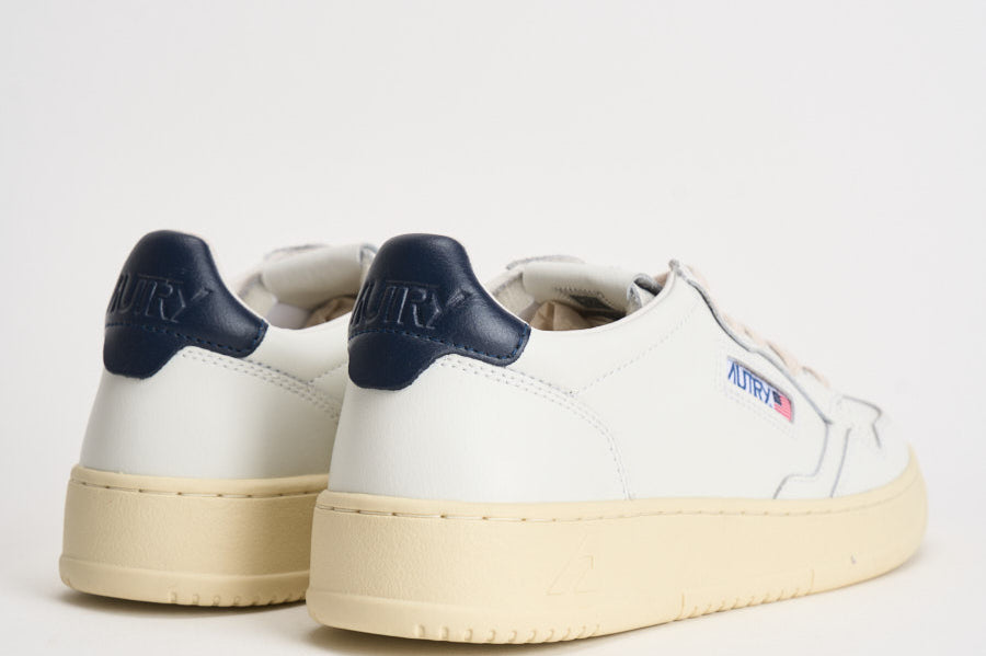Sneakers uomo Medalist Low  in pelle bianca e blu AULM LL12 AUTRY 
