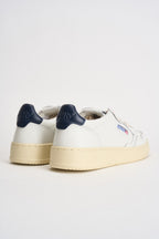 Sneakers uomo Medalist Low  in pelle bianca e blu AULM LL12 AUTRY 