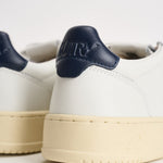 Sneakers uomo Medalist Low  in pelle bianca e blu AULM LL12 AUTRY 