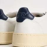 Sneakers uomo Medalist Low  in pelle bianca e blu AULM LL12 AUTRY 