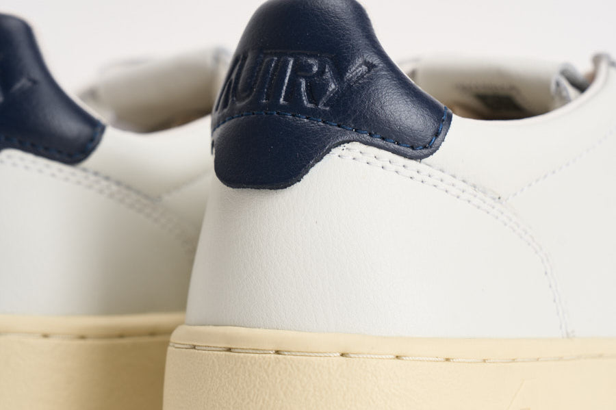 Sneakers uomo Medalist Low  in pelle bianca e blu AULM LL12 AUTRY 