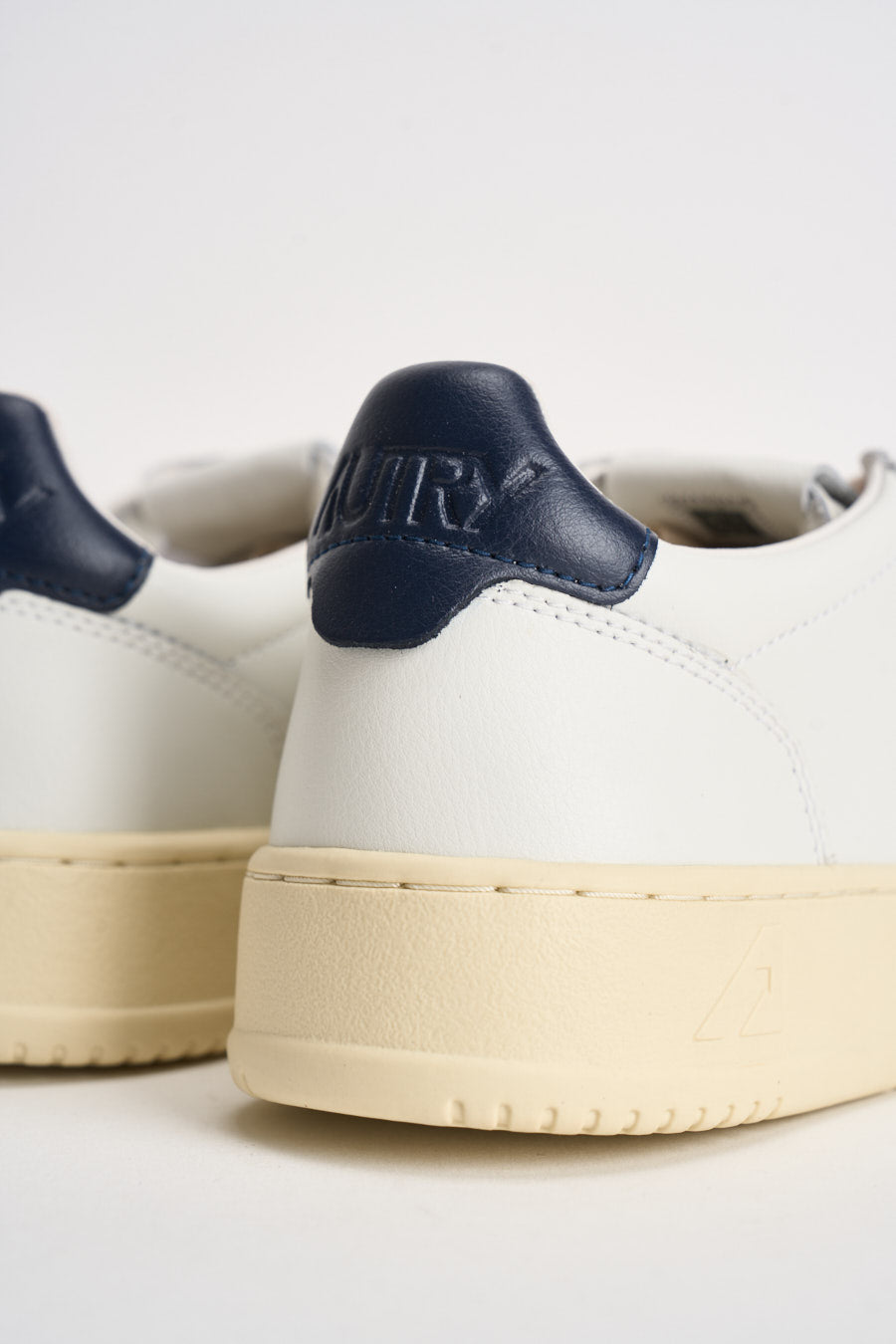 Sneakers uomo Medalist Low  in pelle bianca e blu AULM LL12 AUTRY 