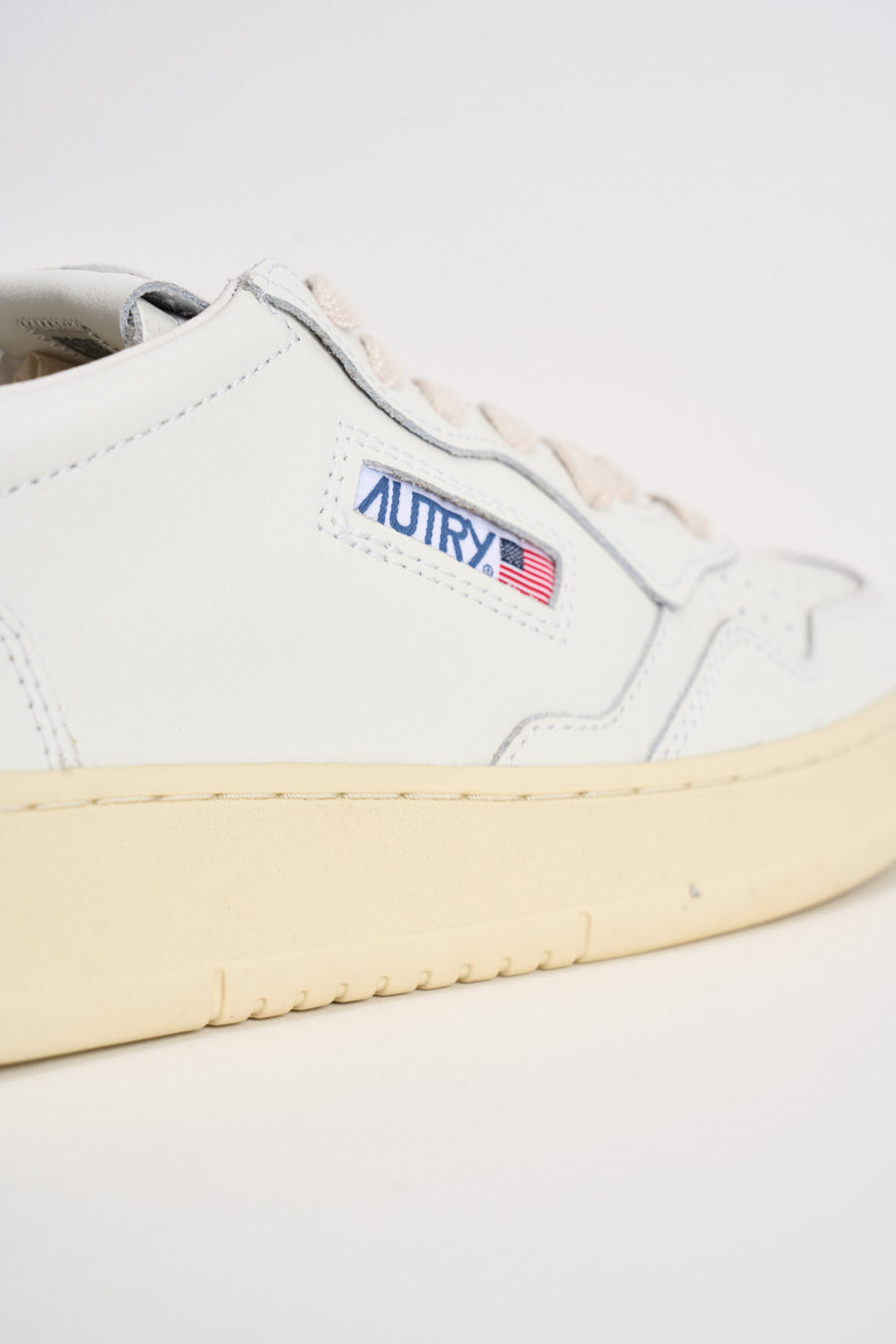 Sneakers uomo Medalist Low  in pelle bianca e blu AULM LL12 AUTRY 