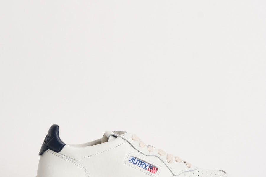 Sneakers uomo Medalist Low  in pelle bianca e blu AULM LL12 AUTRY 