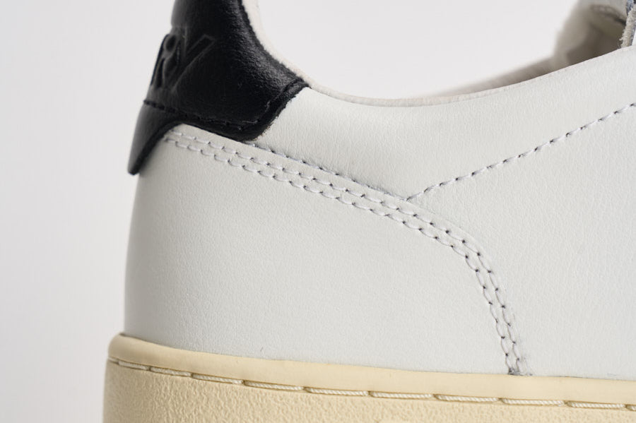 Sneakers uomo Medalist Low bianca e nera AULM LL22 AUTRY 