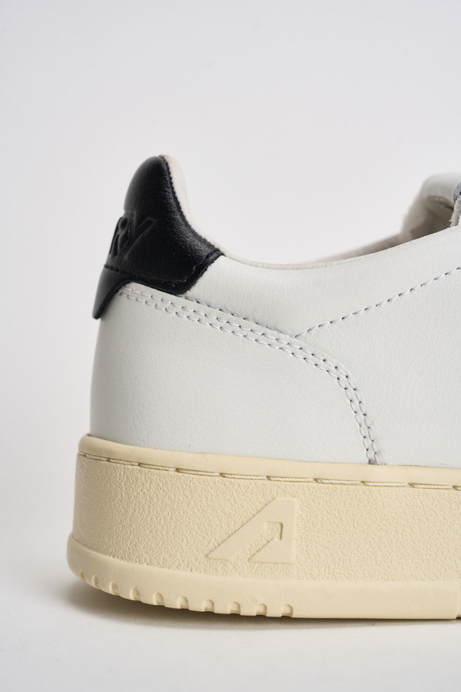 Sneakers uomo Medalist Low bianca e nera AULM LL22 AUTRY 