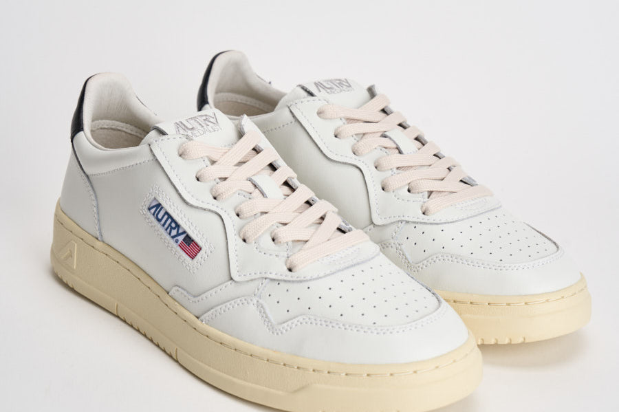 Sneakers uomo Medalist Low bianca e nera AULM LL22 AUTRY 
