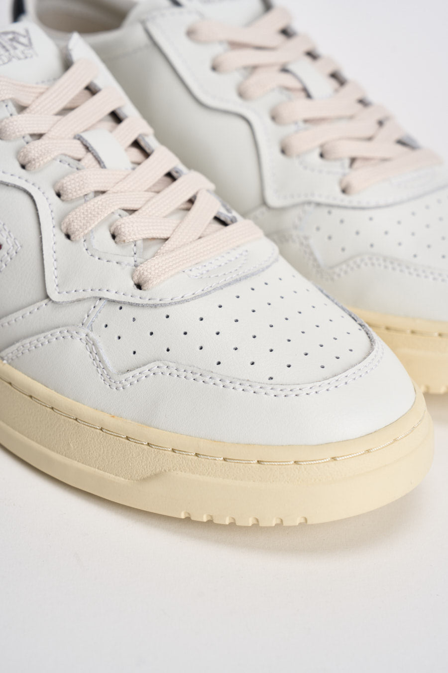 Sneakers uomo Medalist Low bianca e nera AULM LL22 AUTRY 