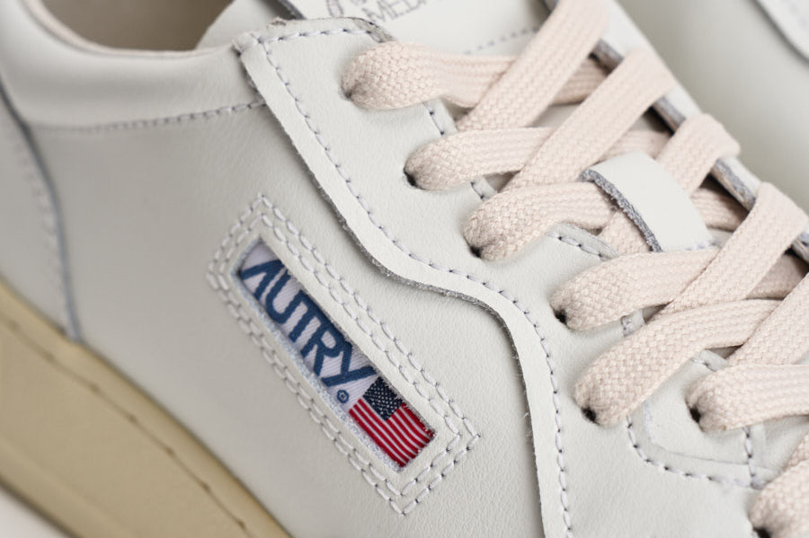 Sneakers uomo Medalist Low bianca e nera AULM LL22 AUTRY 