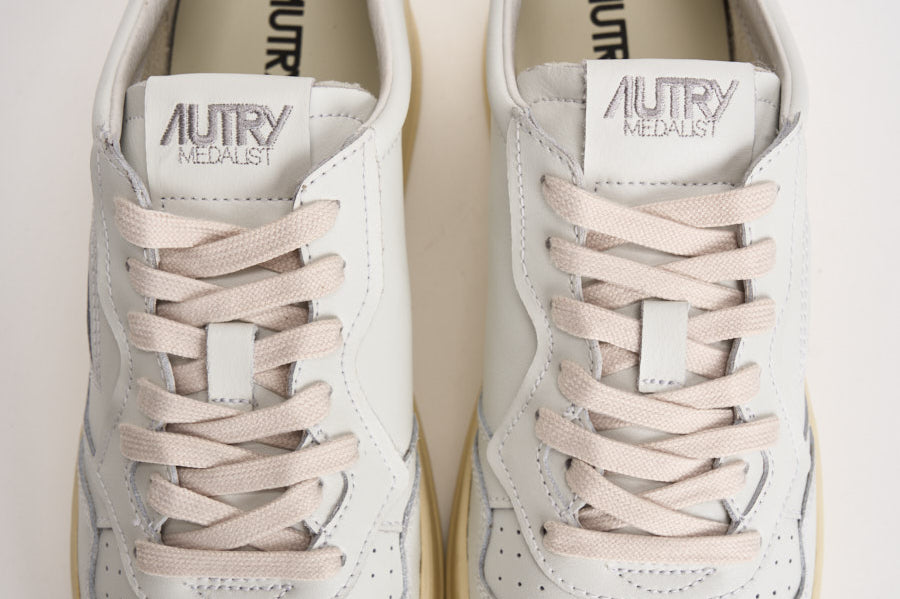 Sneakers uomo Medalist Low bianca e nera AULM LL22 AUTRY 