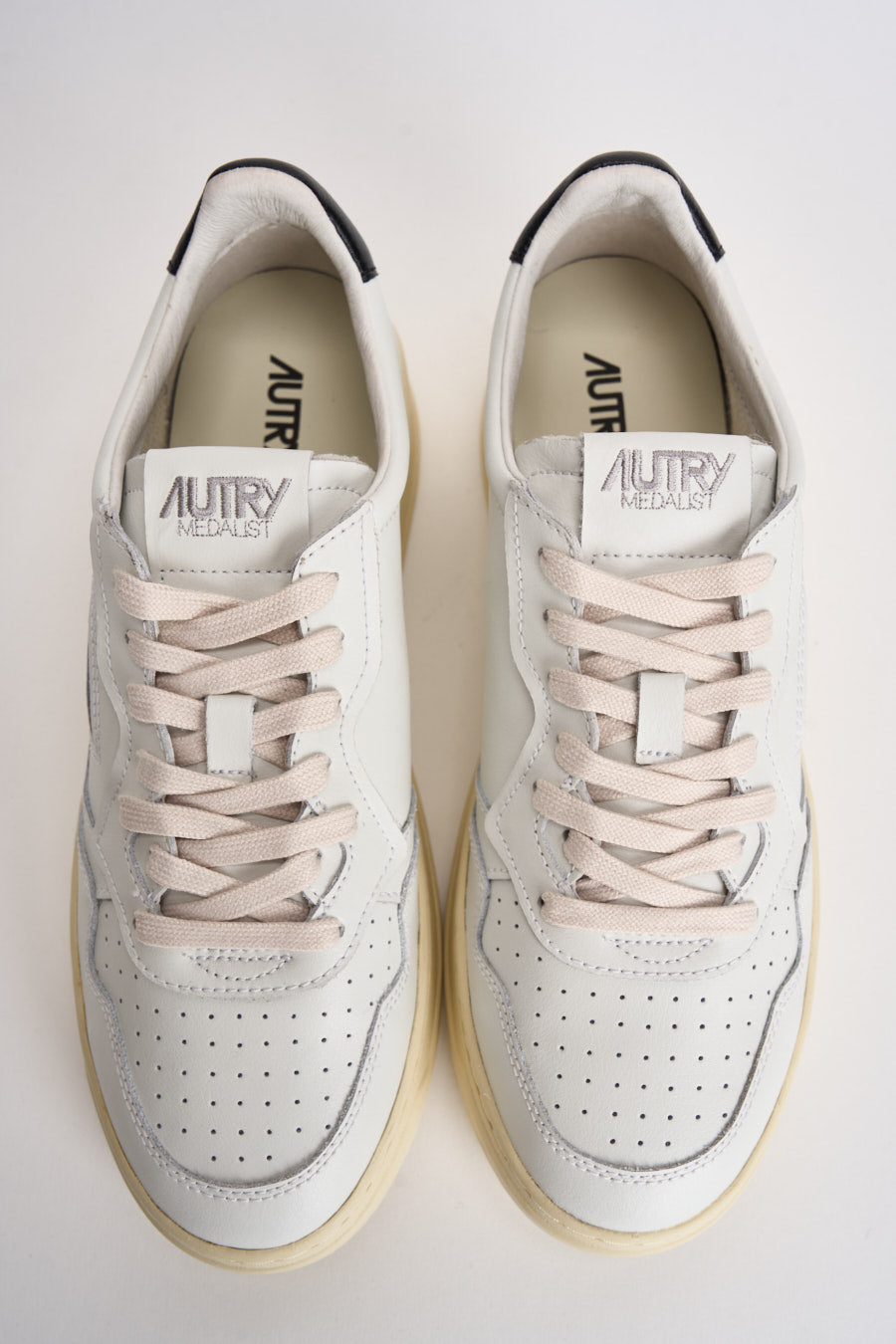 Sneakers uomo Medalist Low bianca e nera AULM LL22 AUTRY 