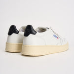 Sneakers uomo Medalist Low bianca e nera AULM LL22 AUTRY 