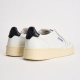 Sneakers uomo Medalist Low bianca e nera AULM LL22 AUTRY 